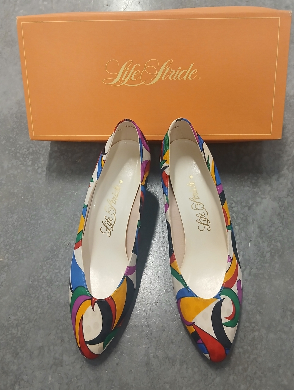 NWT Vintage Life Stride Geometric Print Kitten Heel Pumps Size 8.5
